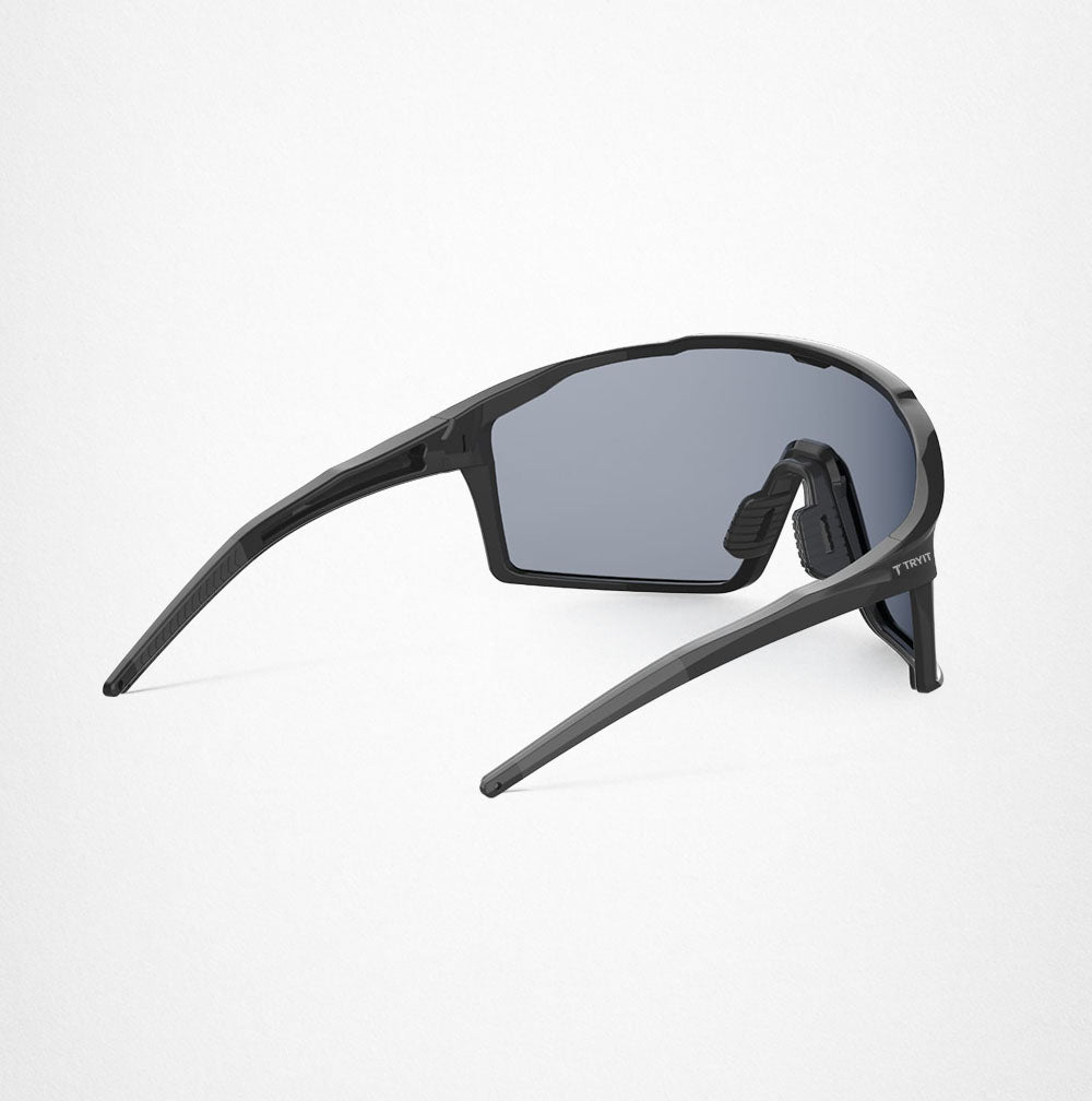 Schwarze Sport-Sonnenbrille mit dunklen Gläsern, von hinten rechts gesehen. Auf dem schwarzen Brillengestell ist das "TRYIT"-Logo zu sehen