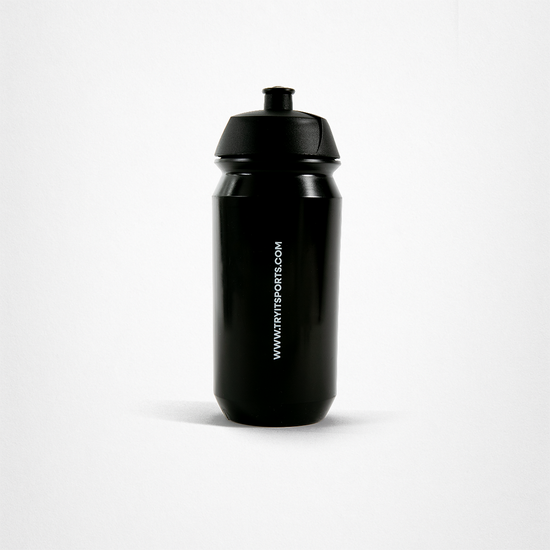 Schwarze Sportflasche mit weißem Text "WWW.TRYITSPORTS.COM".