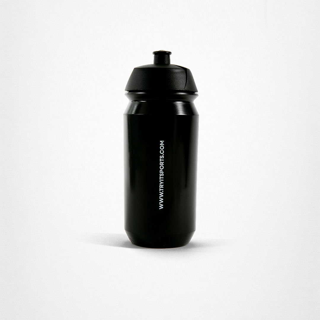 Schwarze Sportflasche mit weißem Text "WWW.TRYITSPORTS.COM".