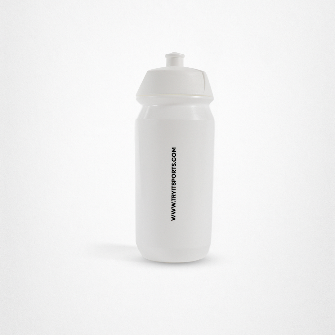Weiße Sporttrinkflasche mit der schwarzen Aufschrift "WWW.TRYITSPORTS.COM".