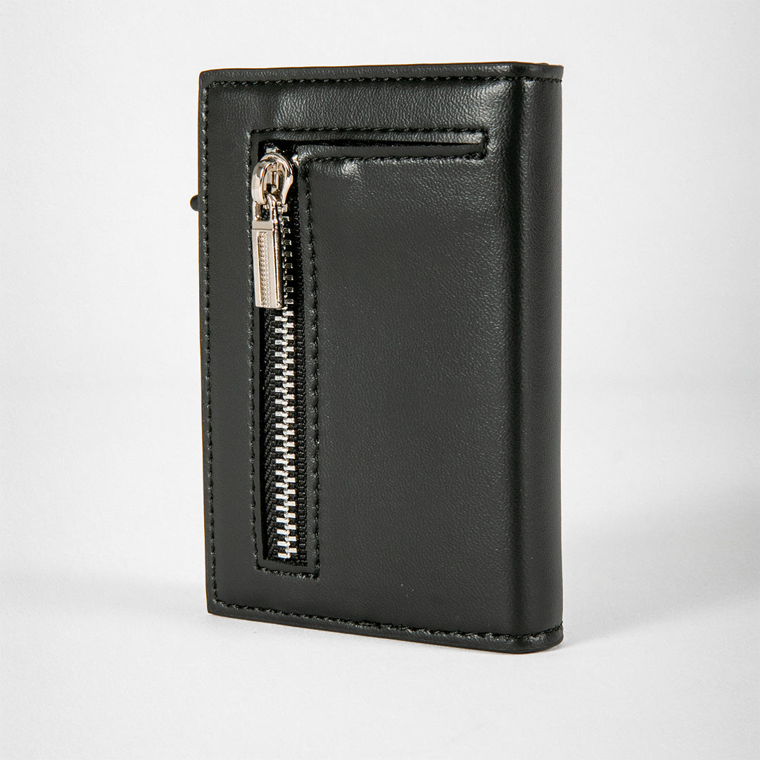 Schwarzes Lederportemonnaie mit senkrechtem Reißverschluss und silbernem Zipper.