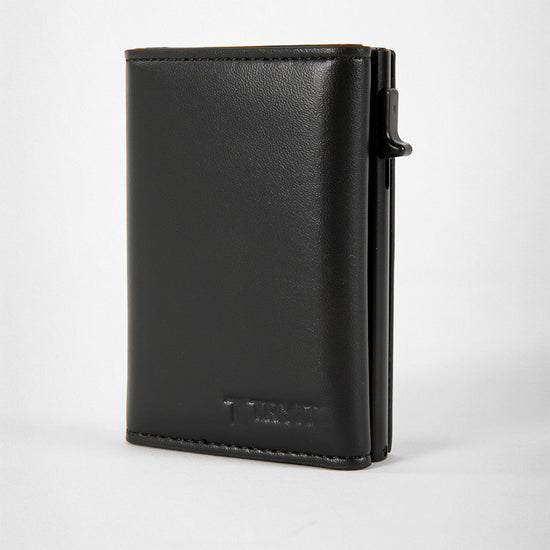 Schwarze Ledergeldbörse aus Vegam Leder mit geprägtem Logo  von TRYIT und einem Kartenhalter-Pop-up-Mechanismus an der Seite.