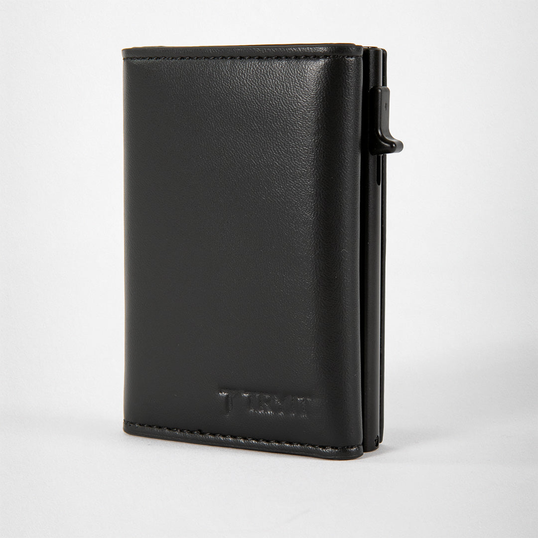 Schwarze Ledergeldbörse aus Vegam Leder mit geprägtem Logo  von TRYIT und einem Kartenhalter-Pop-up-Mechanismus an der Seite.