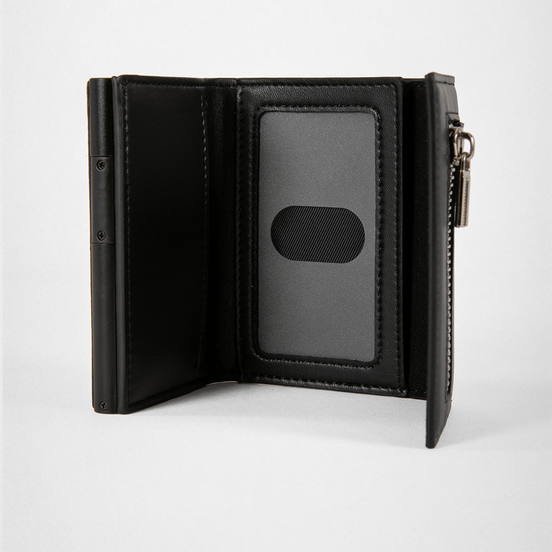 Offene schwarze Brieftasche aus Leder mit Reißverschlussfach und durchsichtigem Kartensteckplatz.
