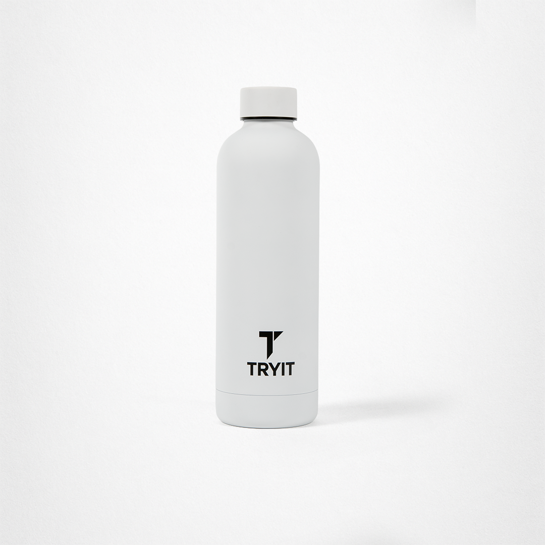 Weiße Edelstahl-Trinkflasche mit schwarzen „TRYIT“-Logo und schwarzem Schraubverschluss.