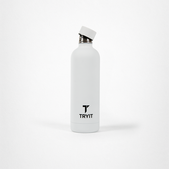Weiße Edelstahl-Trinkflasche mit einem schwarzen „TRYIT“-Logo und schwarzem Schraubverschluss der offen ist.