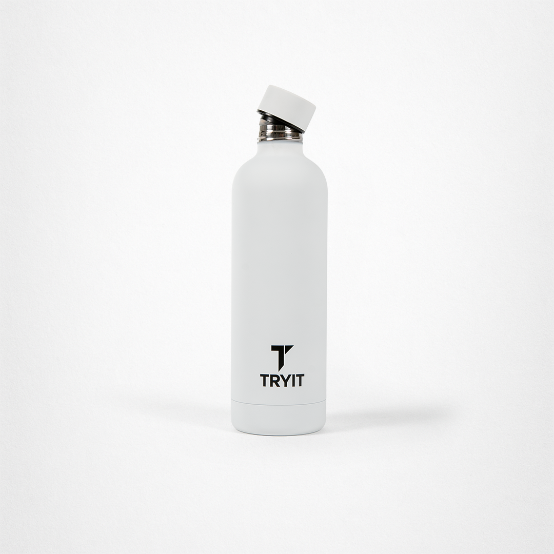Weiße Edelstahl-Trinkflasche mit einem schwarzen „TRYIT“-Logo und schwarzem Schraubverschluss der offen ist.