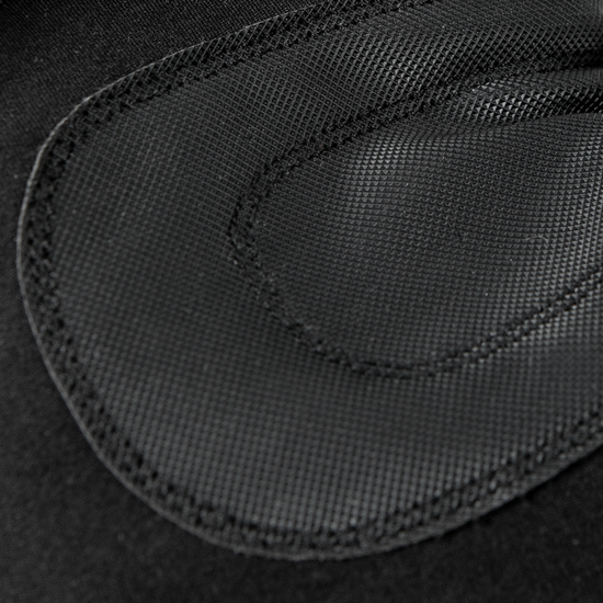 Nahaufnahme eines schwarzen Sportschuhs mit einem strukturierten, gepolsterten Einsatz und Nähten.