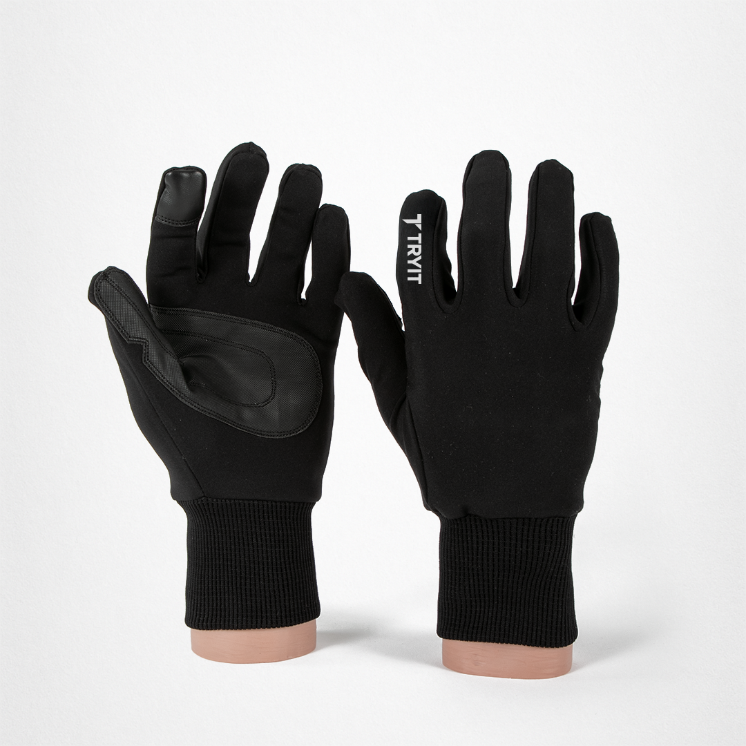 Zwei schwarze Handschuhe aus Stoff, der rechte Fleece-Handschuhe mit "TRYIT"-Logo auf dem Zeigefinger.