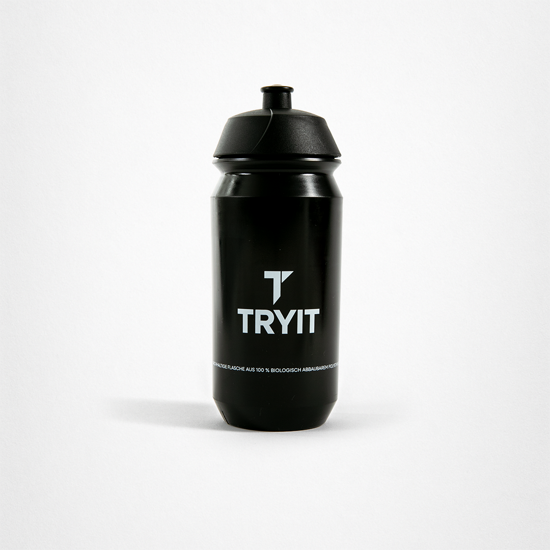Schwarze Trinkflasche mit weißem "TRYIT"-Logo und Text "DIE FLASCHE AUS 100 % BIOLOGISCH ABBAUBAREM MATERIAL".