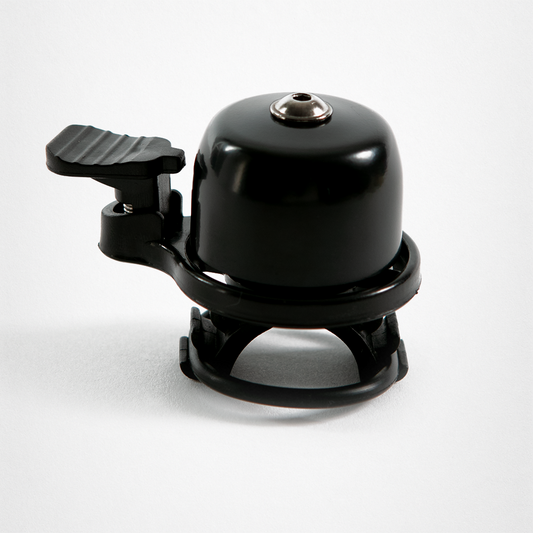 Schwarze Fahrradklingel mit Hebel auf weißem Hintergrund.