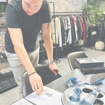 TRYIT Geschäftsführer bei der Produktentwicklung - Besprechung neuer Designs für Sportsocken und Verpackungen im Showroom.