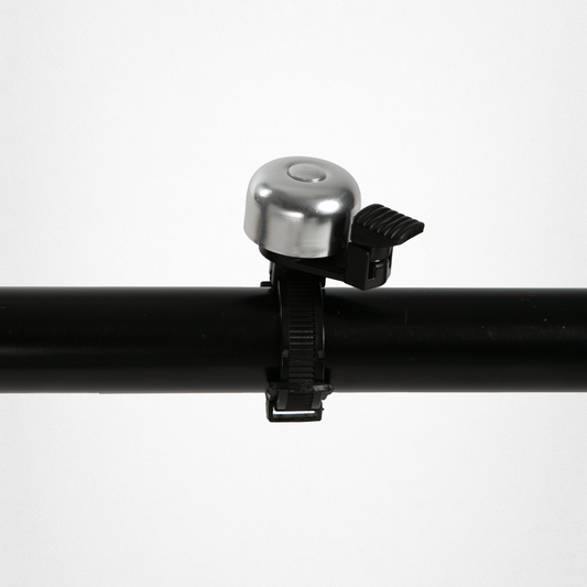 Silberne Fahrradklingel mit schwarzem Drücker an schwarzer Lenkerstange befestigt für die rechte Hand.