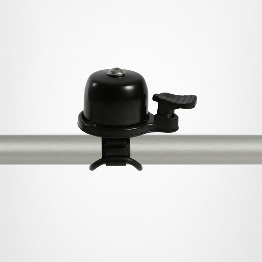 Schwarze Fahrradklingel am Lenker montiert für die rechte Hand.