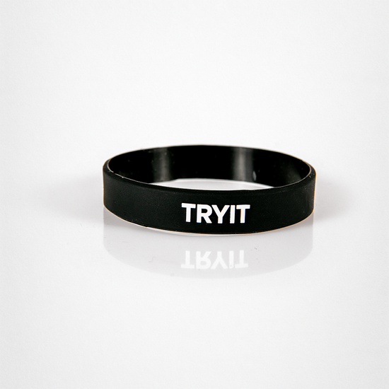 Schwarzes Silikonarmband mit weißem „TRYIT“-Schriftzug.
