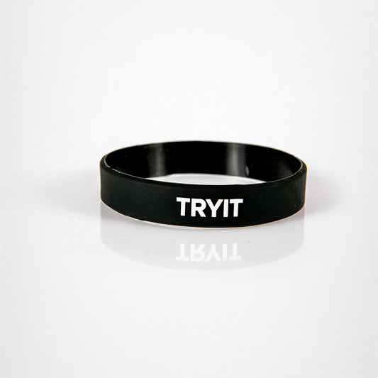 Schwarzes Silikonarmband mit weißem „TRYIT“-Schriftzug.