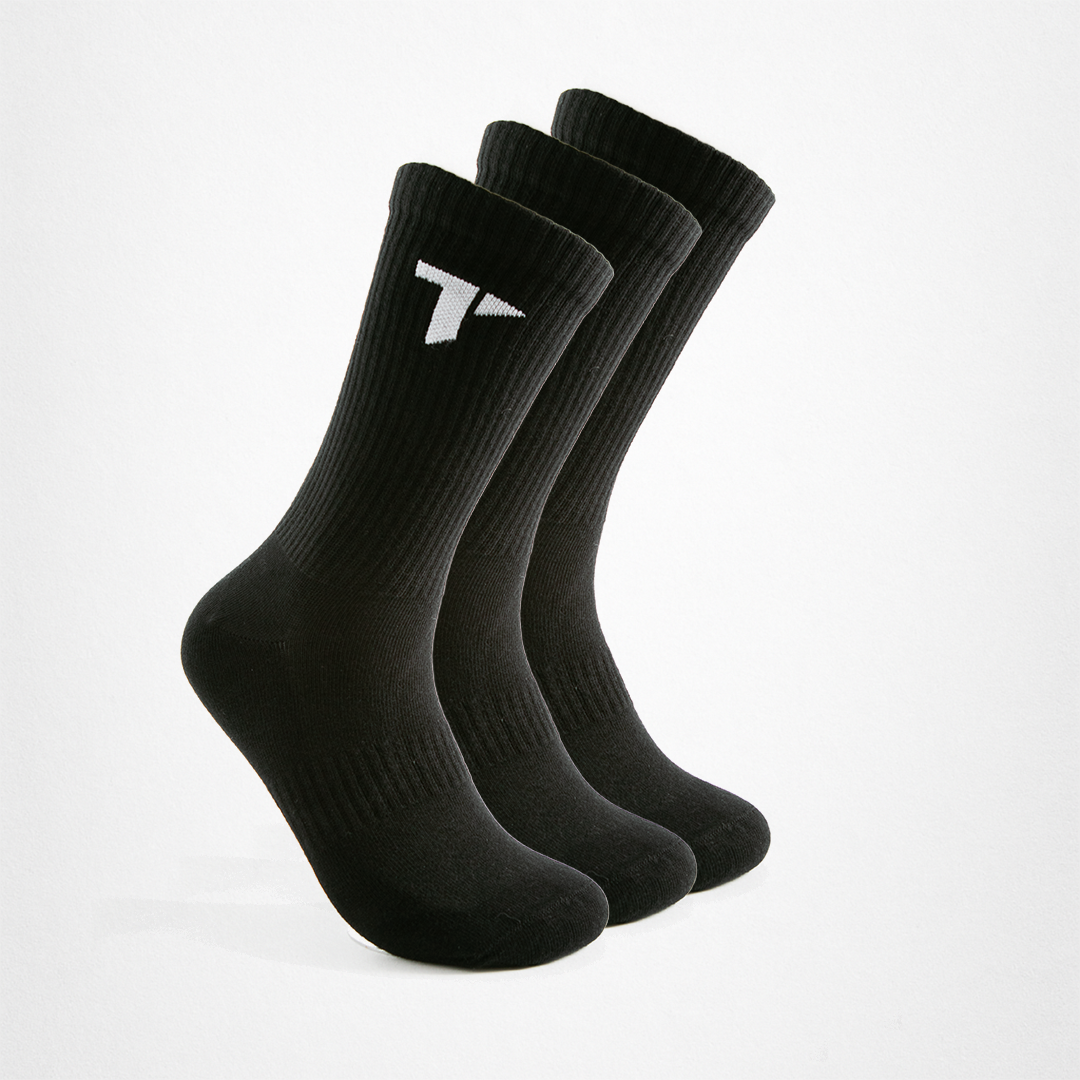 Drei schwarze TRYIT Sportsocken gepolstert mit weißem Markenlogo "T" auf weißen Hintergrund.