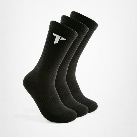Drei schwarze TRYIT Sportsocken gepolstert mit weißem Markenlogo "T" auf weißen Hintergrund.