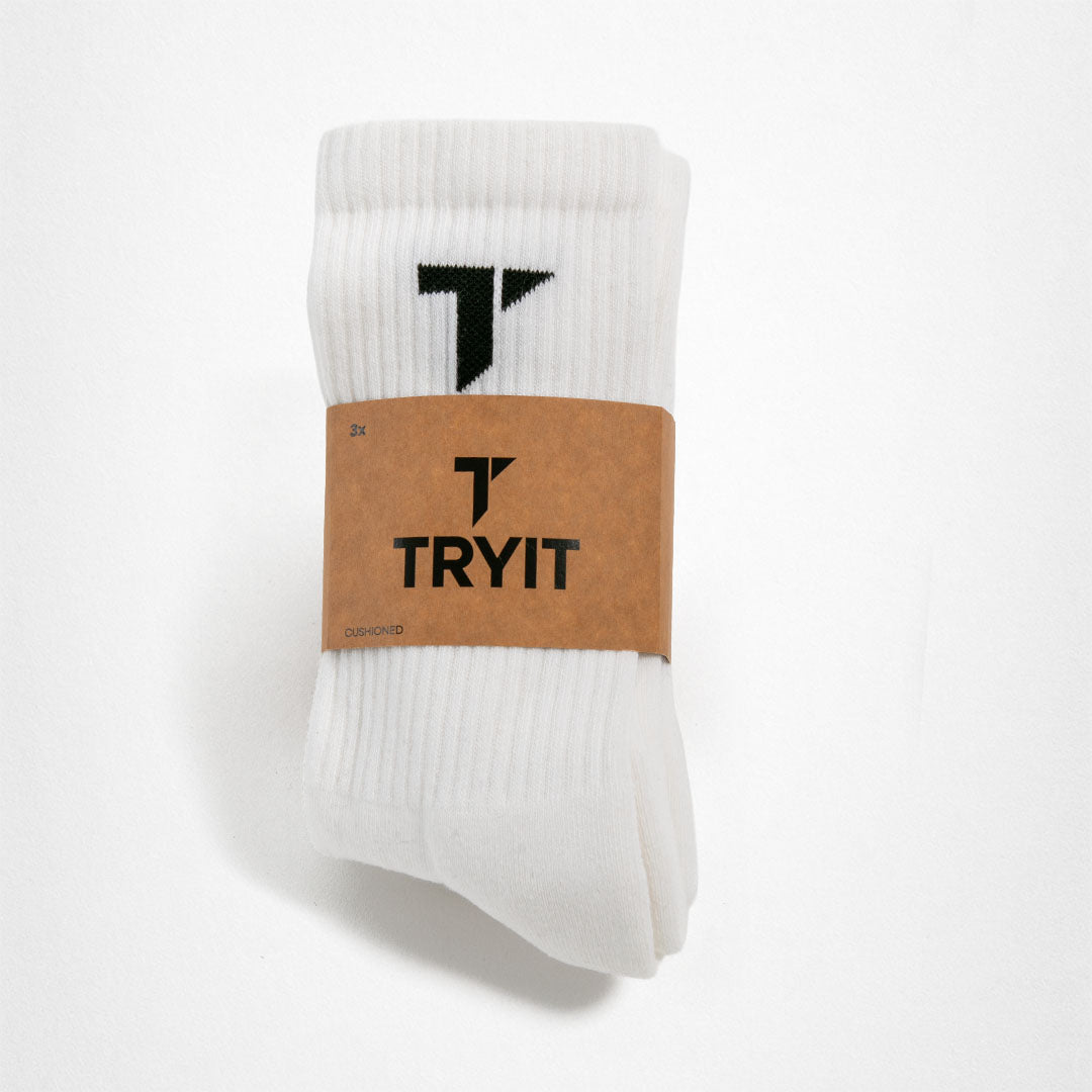 Weiße Sportsocken gepolstert von TRYIT mit brauner Banderole, auf der das schwarze "T" Logo und "TRYIT" steht.