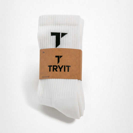 Weiße Sportsocken gepolstert von TRYIT mit brauner Banderole, auf der das schwarze "T" Logo und "TRYIT" steht.