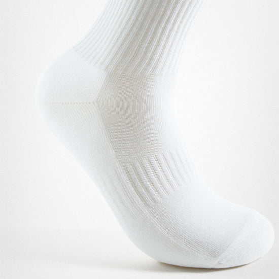 Ein weißer Sportsocken am Fuß mit verstärkten Sohlen damit keine Löcher entstehen