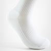 Ein weißer Sportsocken am Fuß mit verstärkten Sohlen damit keine Löcher entstehen