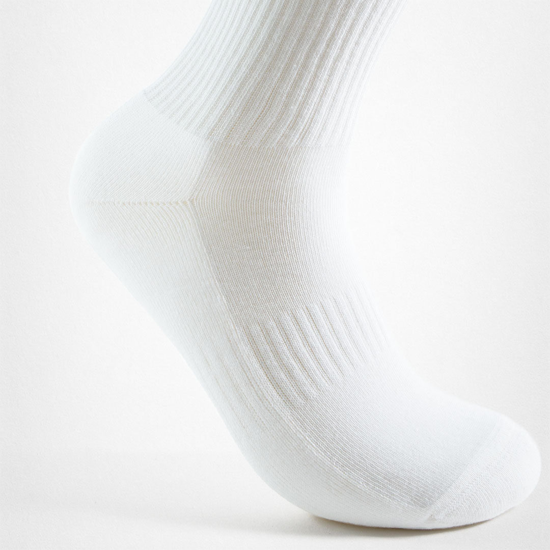 Ein weißer Sportsocken am Fuß mit verstärkten Sohlen damit keine Löcher entstehen