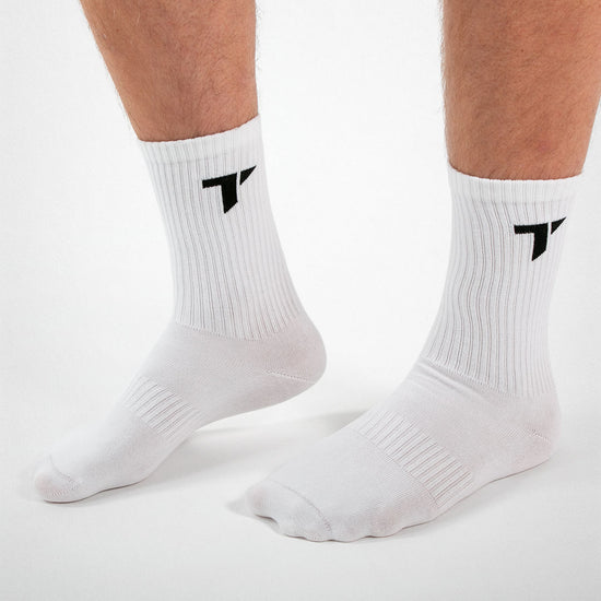 Weiße Sportsocken mit schwarzem "T"-Logo von TRYIT an beiden Knöcheln, getragen von einem Mann.