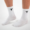Weiße Sportsocken mit schwarzem "T"-Logo von TRYIT an beiden Knöcheln, getragen von einem Mann.