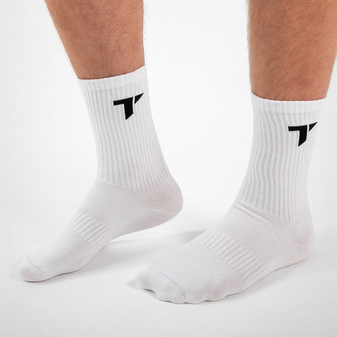 Weiße Sportsocken mit schwarzem "T"-Logo von TRYIT an beiden Knöcheln, getragen von einem Mann.