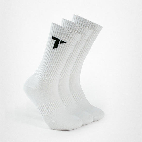 Drei weiße Sportsocken mit schwarzem "T"-Logo von TRYIT auf der Außenseite des Knöchels.
