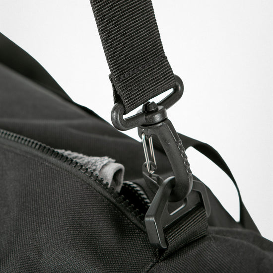 Schwarze Sport-Tragetasche von TRYIT mit Reißverschluss und abnehmbarem Schultergurt mit Karabinerhaken.