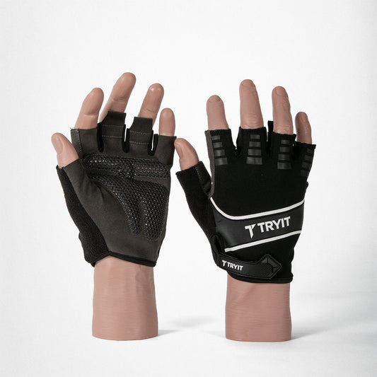 Zwei schwarze Fahrrad-Handschuhe auf Händen, einer mit Handfläche nach vorne, der andere mit Handrücken nach hinten mit „TRYIT“-Logo auf dem Handrücken.