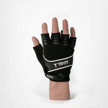 Schwarzer TRYIT-Fahrrad-Handschuh mit offenen Fingern und weißem Logo auf einem Handrücken.