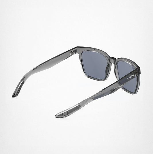 Crystal Freizeit-Sonnenbrille von TRYIT mit dunklen Gläsern, von hinten rechts gesehen. Auf dem schwarzen Brillengestell ist das "TRYIT"-Logo zu sehen