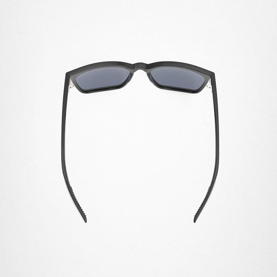 Schwarze Freizeit-Sonnenbrille von TRYIT mit dunklen Gläsern auf weißem Hintergrund.