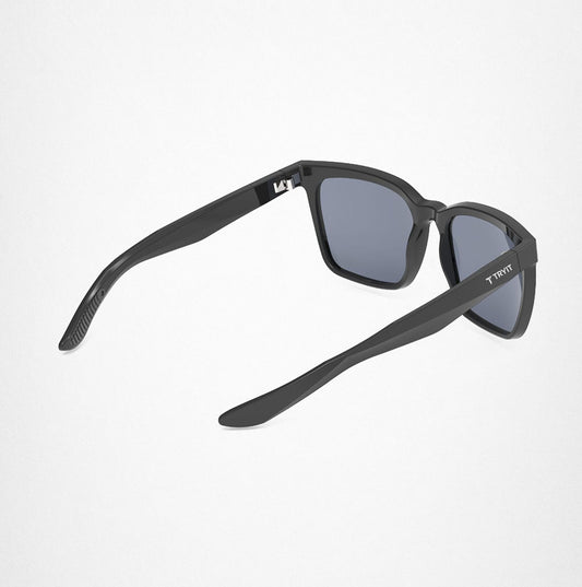 Schwarze Freizeit-Sonnenbrille von TRYIT mit dunklen Gläsern, von hinten rechts gesehen. Auf dem schwarzen Brillengestell ist das "TRYIT"-Logo zu sehen
