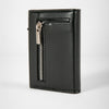 Schwarzes Lederportemonnaie mit senkrechtem Reißverschluss und silbernem Zipper.