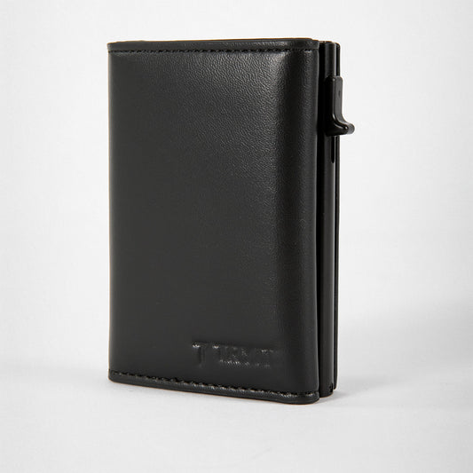 Schwarze Ledergeldbörse aus Vegam Leder mit geprägtem Logo  von TRYIT und einem Kartenhalter-Pop-up-Mechanismus an der Seite.