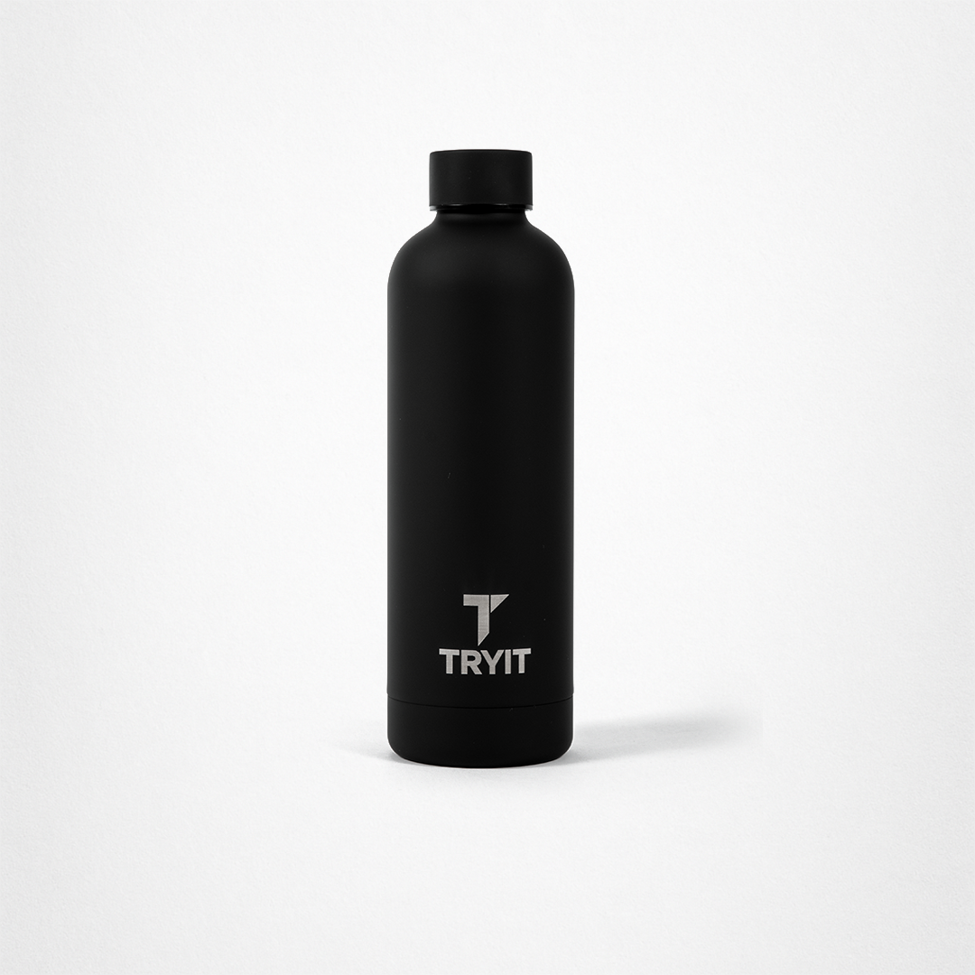 Schwarze Edelstahl-Trinkflasche mit weißen „TRYIT“-Logo und schwarzem Schraubverschluss.