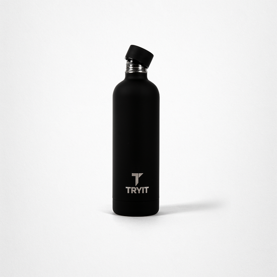 Schwarze Edelstahl-Trinkflasche mit einem weißen „TRYIT“-Logo und schwarzem Schraubverschluss der offen ist.
