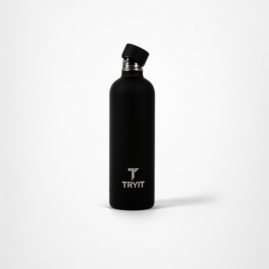 Schwarze Edelstahl-Trinkflasche mit einem weißen „TRYIT“-Logo und schwarzem Schraubverschluss der offen ist.