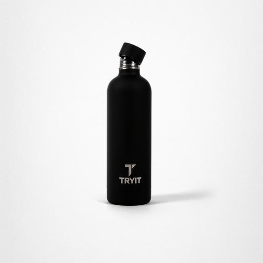 Schwarze Edelstahl-Trinkflasche mit einem weißen „TRYIT“-Logo und schwarzem Schraubverschluss der offen ist.