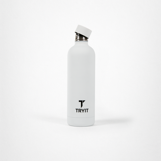 Weiße Edelstahl-Trinkflasche mit einem schwarzen „TRYIT“-Logo und schwarzem Schraubverschluss der offen ist.