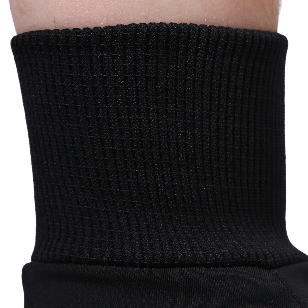 Nahaufnahme eines schwarzen, gerippten Ärmelbunds, der eng am Handgelenk anliegt. und die Qualität des Handschuhs abbildet.