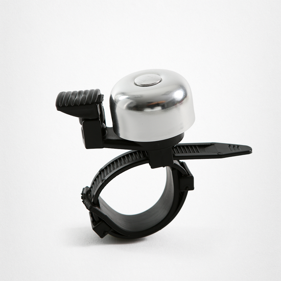Silberne Fahrradklingel mit schwarzer Halterung und Hebel auf weißem Hintergrund.