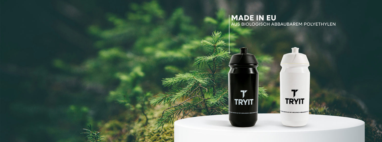 Nachhaltige TRYIT Sportflaschen Made in EU – aus biologisch abbaubarem Material vor Naturhintergrund. Desktop Bild