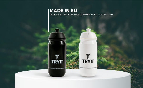 Nachhaltige TRYIT Sportflaschen Made in EU – aus biologisch abbaubarem Material vor Naturhintergrund. Mobil Bild