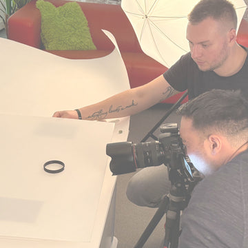 TRYIT-Team beim Produktshooting mit professioneller Kamera und Studio-Setup.