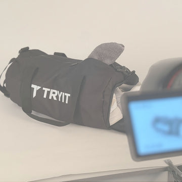 TRYIT Sporttasche im Produktshooting - hochwertige Sporttasche mit TRYIT-Logo, ideal für Training und Fitness